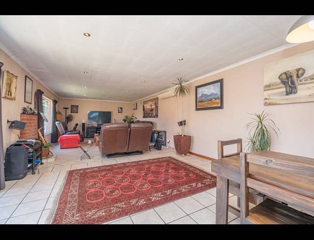 4 BEDROOM FREEHOLD FOR SALE IN WELTEVREDEN PARK